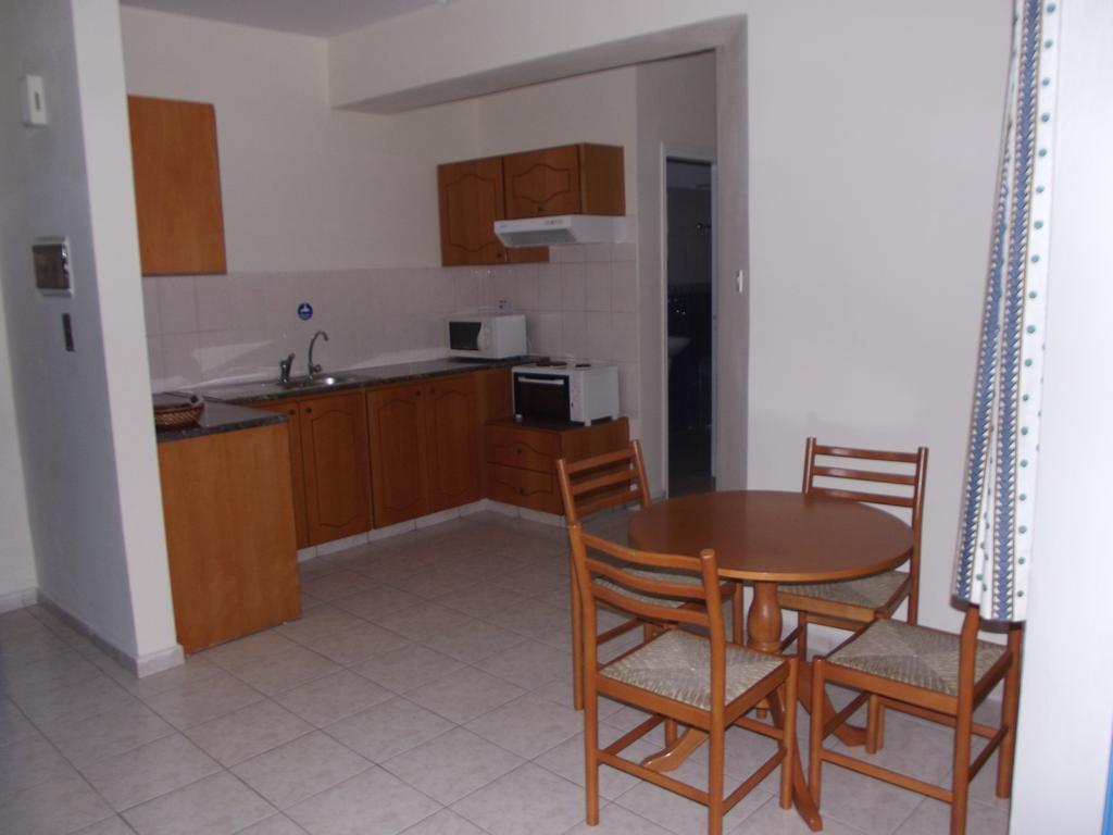 Kefalonitis Hotel Apartments Paphos Quarto foto